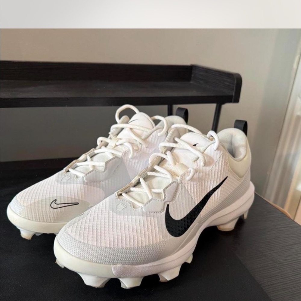 Nike White and Black Athletic Cleats